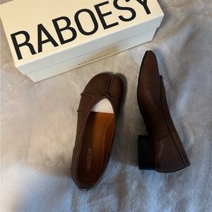 Brown Wrinkles Tabi Pumps from Raboesy